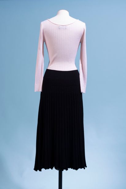 null SONIA RYKIEL. 

Robe en laine noire et rose, longueur bas-mollets, cintrée sur...