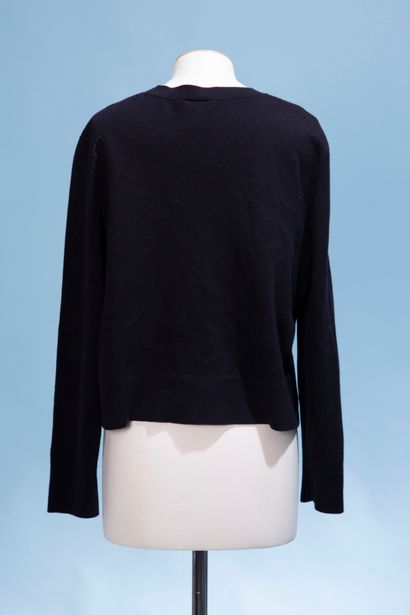 null CHANEL Uniforme. 

Cardigan en laine et coton mélangés noir, le col rond, fermé...