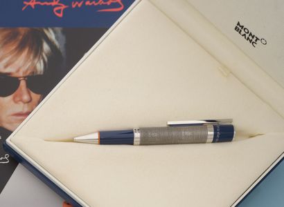 null MONTBLANC "Great Characters Andy Warhol".
Stylo bille, le corps en résine bleu...