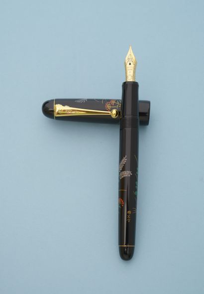 null NAMIKI "Tradition". 
Stylo plume, le corps en métal recouvert de laque Urushi...