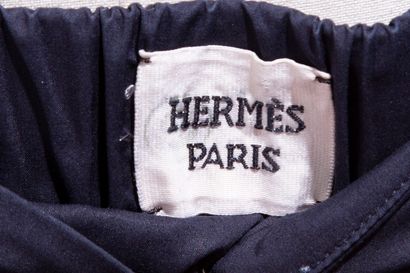 null HERMÈS.
Maillot de bain deux pièces à motifs de mors sur fond corail. 
T. :...