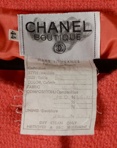 null CHANEL.

Suit consisting of a jacket and skirt in coral wool tweed, the coral...