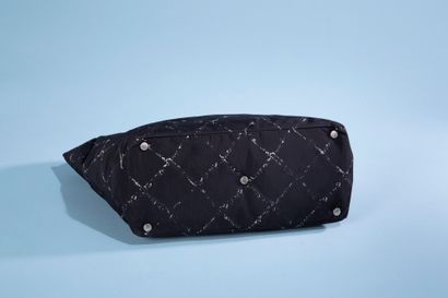 null CHANEL.
Sac cabas "Old Travel Line" en toile noire imprimée à motifs de matelassage,...