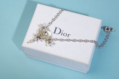 null CHRISTIAN DIOR.

Silver plated necklace decorated with a flower with five petals...
