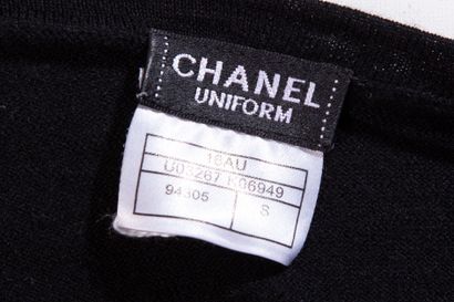 null CHANEL Uniforme. 
Pull en laine noire, le col rond, les manches courtes. 
Uniforme...