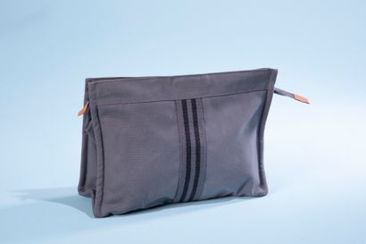 null HERMÈS.
Toilet bag in grey cotton canvas, the closure with zip, the interior...