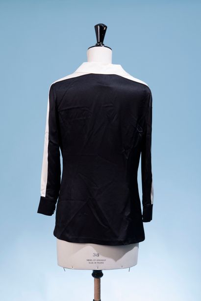 null CHANEL. 
Black and white silk blouse, pointed collar, long sleeves (slight yellowing),...