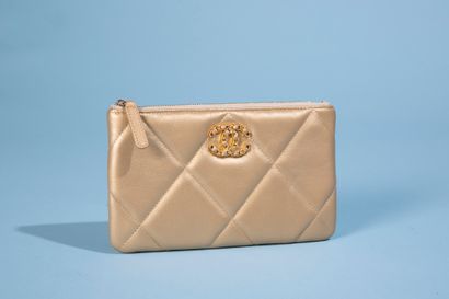 null CHANEL. 
Pochette "19" en cuir doré matelassé, appliqué du double C en métal...