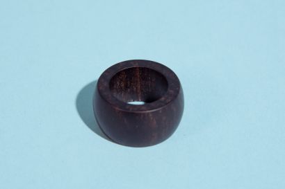 null HERMÈS.
Scarf ring in ebony. Signed.
Diameter : 2,5 cm
Accompanied by its pouch....
