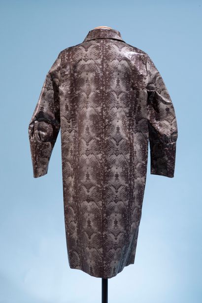 null YVES SAINT LAURENT.
Trench en soie et polyuréthane à motifs de peau de python,...