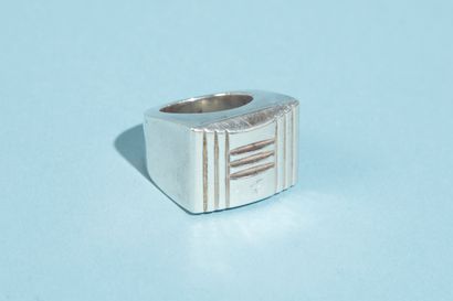 null HERMÈS.
Bague chevalière en argent 950 millièmes, gravée du H stylisé. 
TDD...