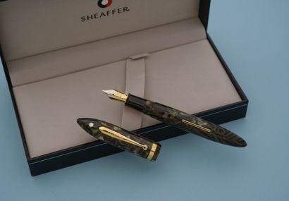 null SHEAFFER'S "Balance".
Fountain pen, the body in moir, red and green marbled...