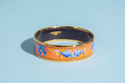 null HERMÈS.
Bracelet jonc en métal plaqué or à décor émaillé de coiffes amérindiennes...