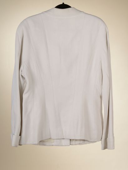 null CHANEL.

White cotton jacket, fitted, notched collar, two patch pockets, lapels...