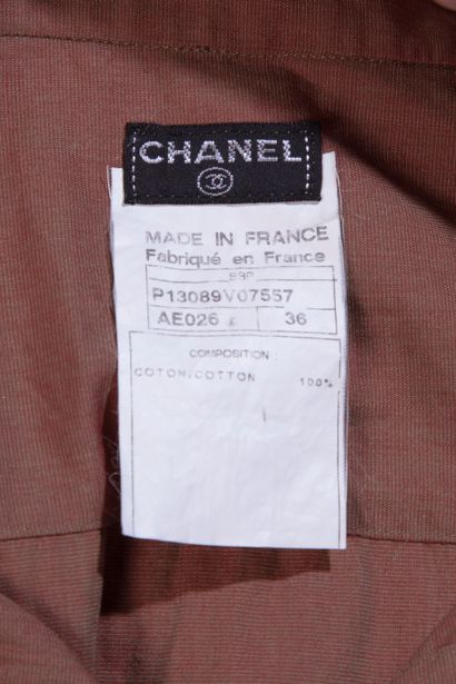 null CHANEL. 

Chemise courte en coton irisé fauve, sans manches, une poche plaquée,...