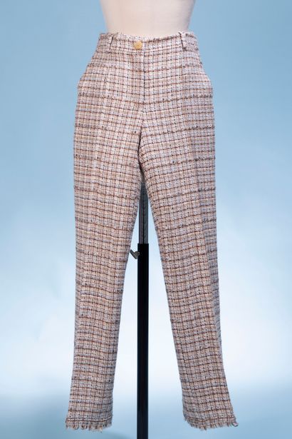 null CHANEL.

Pantalon en tweed de laine beige, brun et bleu (quelques petits accrocs),...