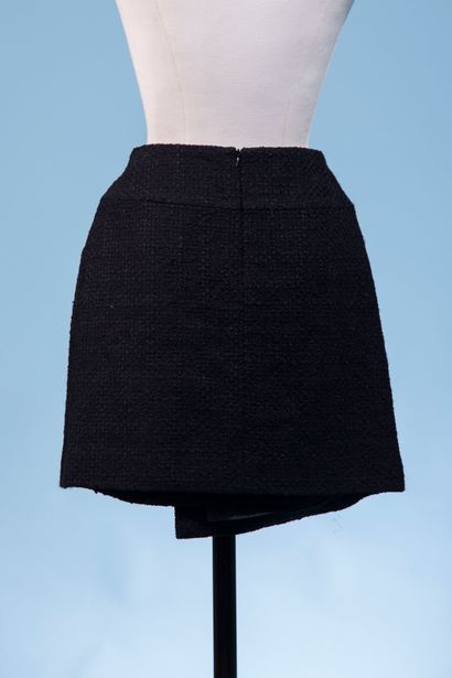 null CHANEL. 

Black wool-blend tweed skirt, short and wrap-around, zipper closure...