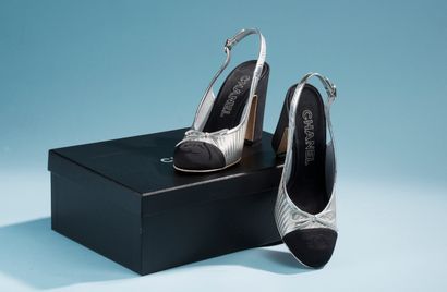 null CHANEL.
Paire d'escarpins slingback en maillage argenté, le bout rond surpiqué...