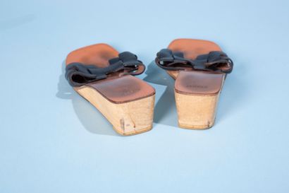 null HERMÈS.
Paire de sandales en cuir noir, le talon compensé en bois (usures)....