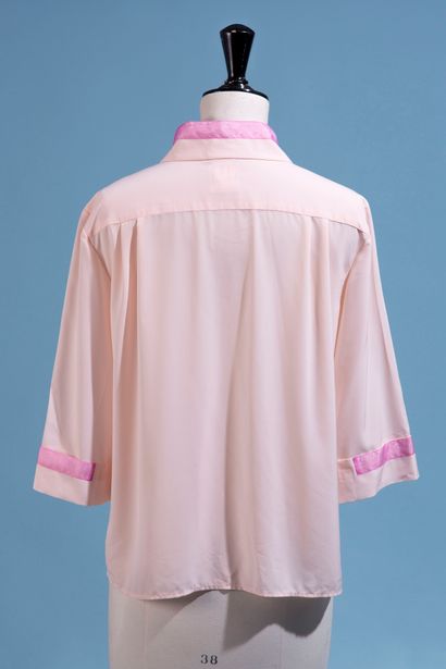null CHANEL Uniforme.
Chemisier en polyester rose poudré, le col chemise et le revers...