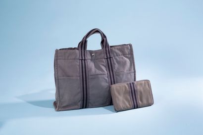 null HERMÈS.
Bag "Toto" in gray cotton canvas (wear), double handle to carry hand...