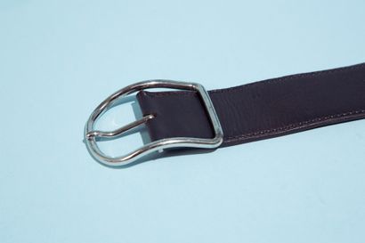 null HERMÈS.

Ceinture en veau box noir, la boucle en métal argenté (légère oxydation)....