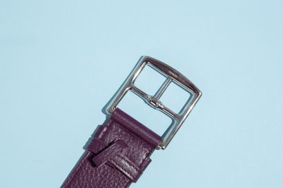 null HERMÈS.
Ceinture "Etrivière" en cuir Togo violet, la boucle en métal argenté....