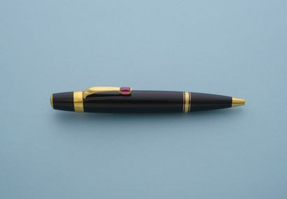 null MONTBLANC "Bohème Rubis". 
Ballpoint pen, black resin body, gold-plated metal...