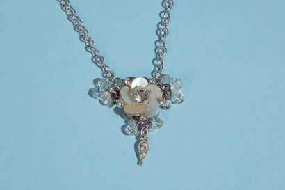 null CHRISTIAN DIOR.

Silver plated necklace decorated with a flower with five petals...