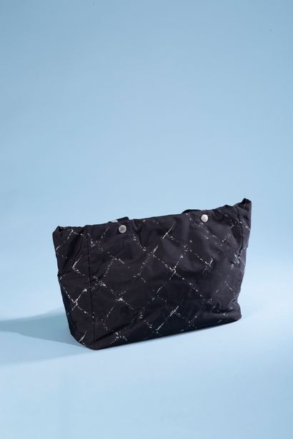 null CHANEL.
Old Travel Line" tote bag in black canvas printed with quilting motifs,...