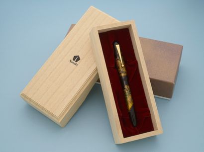 null NAMIKI "Tradition Flower Basket".
Stylo plume, le corps en métal recouvert de...