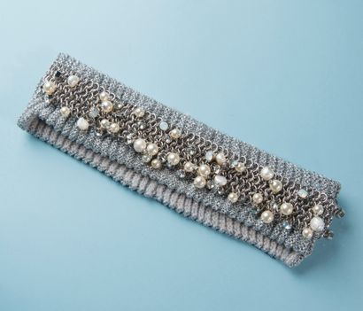 null CHANEL. 
Bandeau en laine mélangée argentée, orné de strass, verroterie et perles...