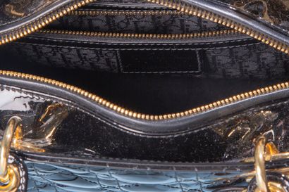 null CHRISTIAN DIOR.
Sac "Lady Dior" en cuir verni noir matelassée, deux anses pour...