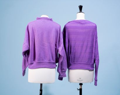 null HERMÈS.
Pull en laine violet, le col chemise fermé par trois boutons nacrés,...