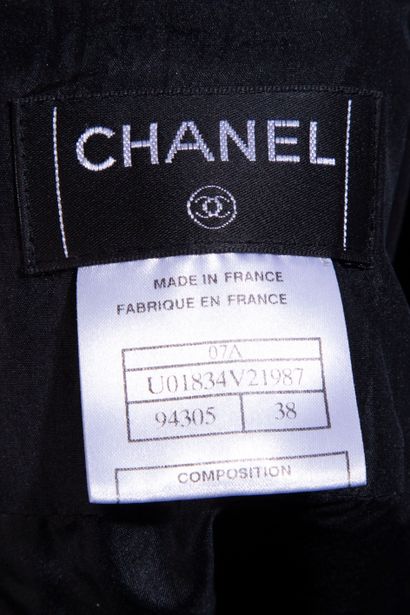 null CHANEL. 

Black wool-blend tweed skirt, short and wrap-around, zipper closure...