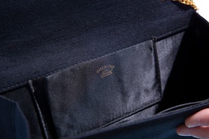 null GUCCI.

Meeting of : 

- an evening clutch in black fabric, the flap closure...