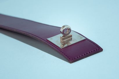 null HERMÈS.

Ceinture "Kelly" en veau box violet (griffures), la boucle en métal...