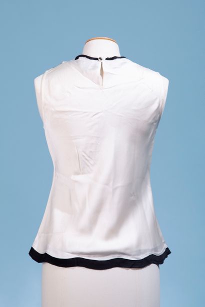null CHANEL. 
Black and white silk top, round collar decorated with two bows, sleeveless,...