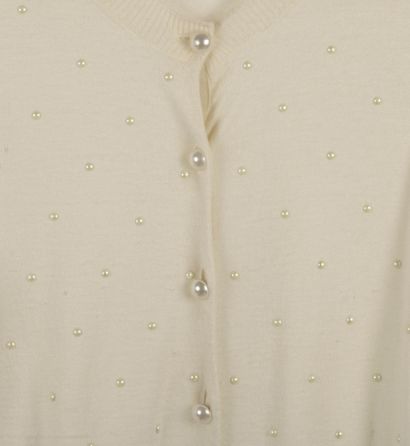 null CHANEL. 

Ecru cashmere cardigan applied with semi-hemispherical fancy pearls,...