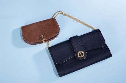 null GUCCI.

Meeting of : 

- an evening clutch in black fabric, the flap closure...