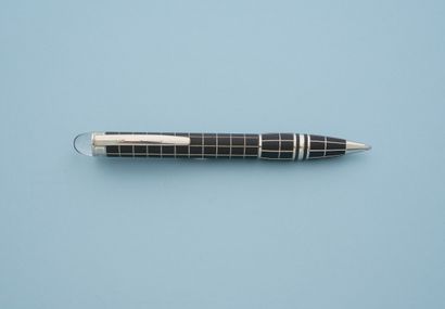 null MONTBLANC "Starwalker Metal Rubber".
Ballpoint pen, the body in metal and squared...
