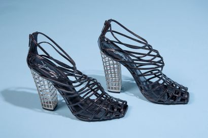 null YVES SAINT LAURENT. 
Paire de chaussures peep-toes "Cage" en cuir verni noir,...