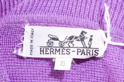 null HERMÈS.
Pull en laine violet, le col chemise fermé par trois boutons nacrés,...