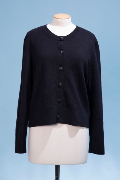 null CHANEL Uniforme. 

Cardigan en laine et coton mélangés noir, le col rond, fermé...