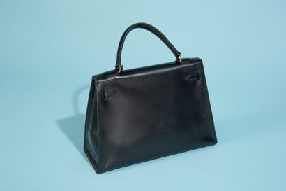 null HERMÈS.
Sac "Kelly" 33 cm sellier en veau box noir (entièrement repigmenté,...