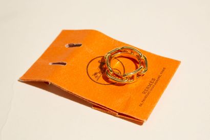 null HERMÈS.
Gold-plated metal scarf ring with anchor links. Signed.
Diameter : 2,8...