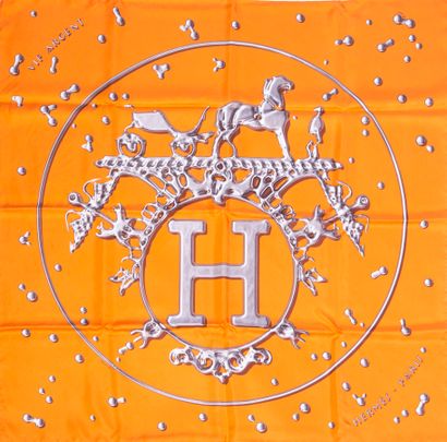 null HERMÈS. 
Carré de soie "Vif Argent" à décor dans les tons de gris sur fond orange,...