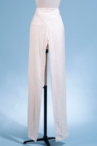 null YVES SAINT LAURENT. 

Pantalon en soie beige (infimes accrocs), deux poches...