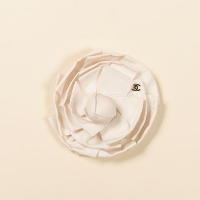 null CHANEL.
Camellia brooch in soft cream fabric.
Diameter (about): 7 cm