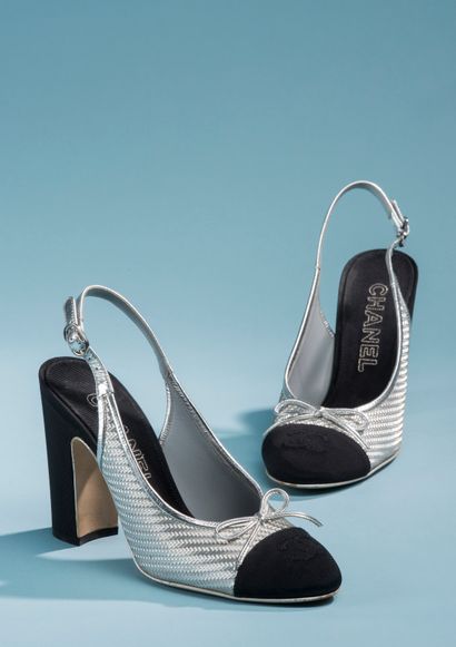 null CHANEL.
Paire d'escarpins slingback en maillage argenté, le bout rond surpiqué...